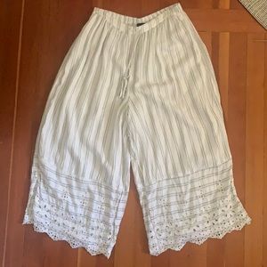 2000s American eagle flowy, white/pinstripe pants